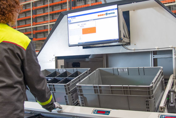 El operario consulta las instrucciones del sistema de gestión de depósitos Easy WMS