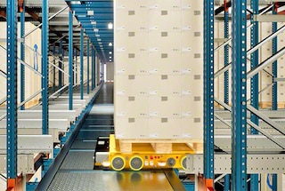El Pallet Shuttle 3D llega a la ubicación asignada para depositar el pallet