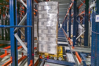 El Pallet Shuttle 3D llega a la ubicación asignada para depositar el pallet