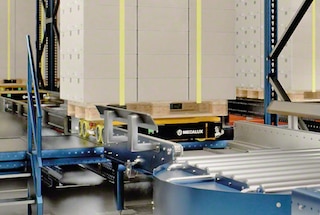 Un shuttle 3D agarra el pallet y comienza su recorrido