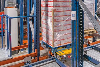 Un shuttle 3D agarra el pallet y comienza su recorrido