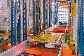 El shuttle 3D se reincorpora a la circulación tras depositar el pallet