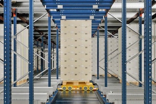 El shuttle multidireccional se desplaza por los racks