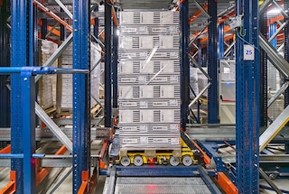 El shuttle multidireccional se desplaza por los racks