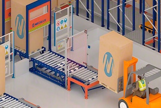 Un pallet llega al bloque de racks mediante un circuito de transportadores