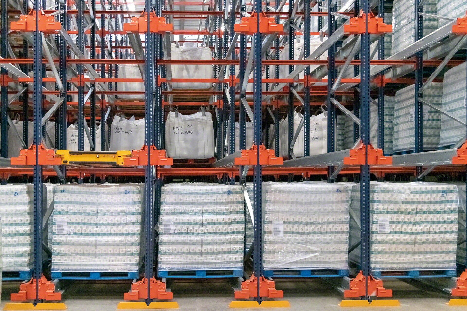 El carro puede ubicar pallets con diferentes tipos de carga, pues soporta pesos de hasta 1.500 kg