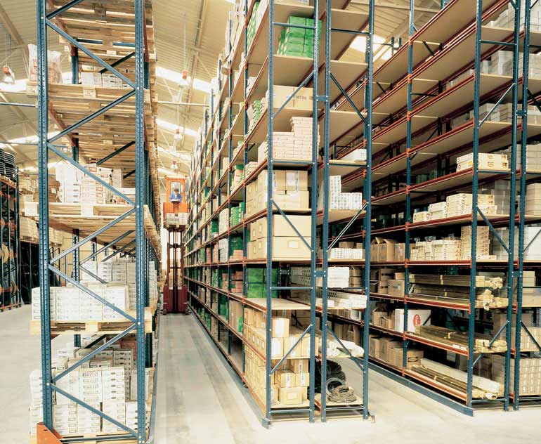 Almacén para cajas sueltas sobre estanterías con recogepedidos.