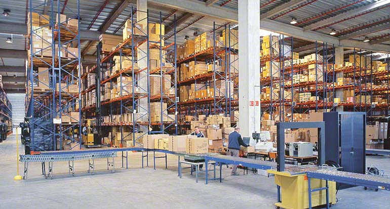 Consolidación de pedidos en zona de expediciones.