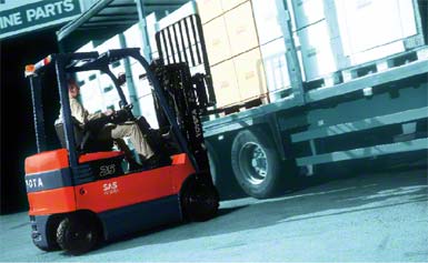 Autoelevadores manipulando la mercadería lateralmente