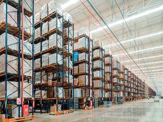 Nuevo depósito con racks selectivos para Armazém Mateus Nuevo depósito con racks selectivos para Armazém Mateus