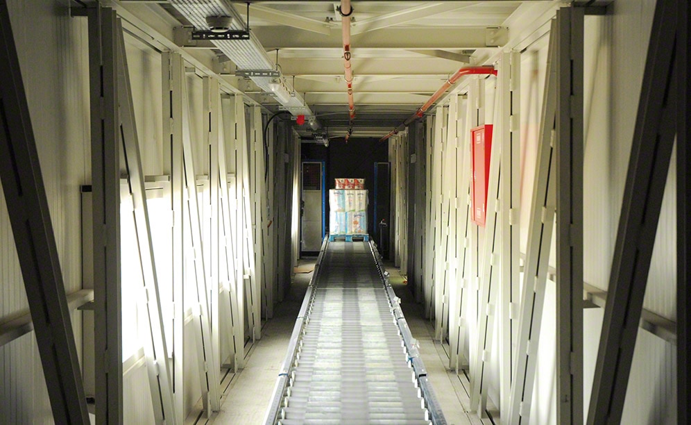 Transportadores automáticos en el depósito de Grup Baucells Alimentació